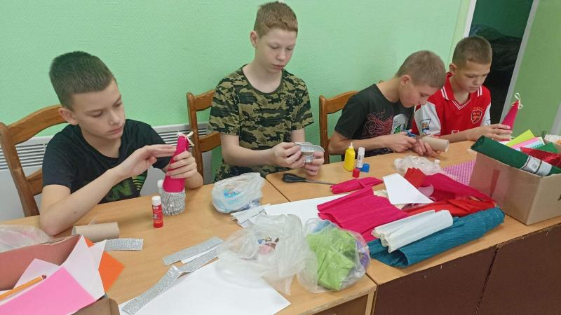 «Новогоднее творчество: ребята создают атмосферу праздника своими руками»
