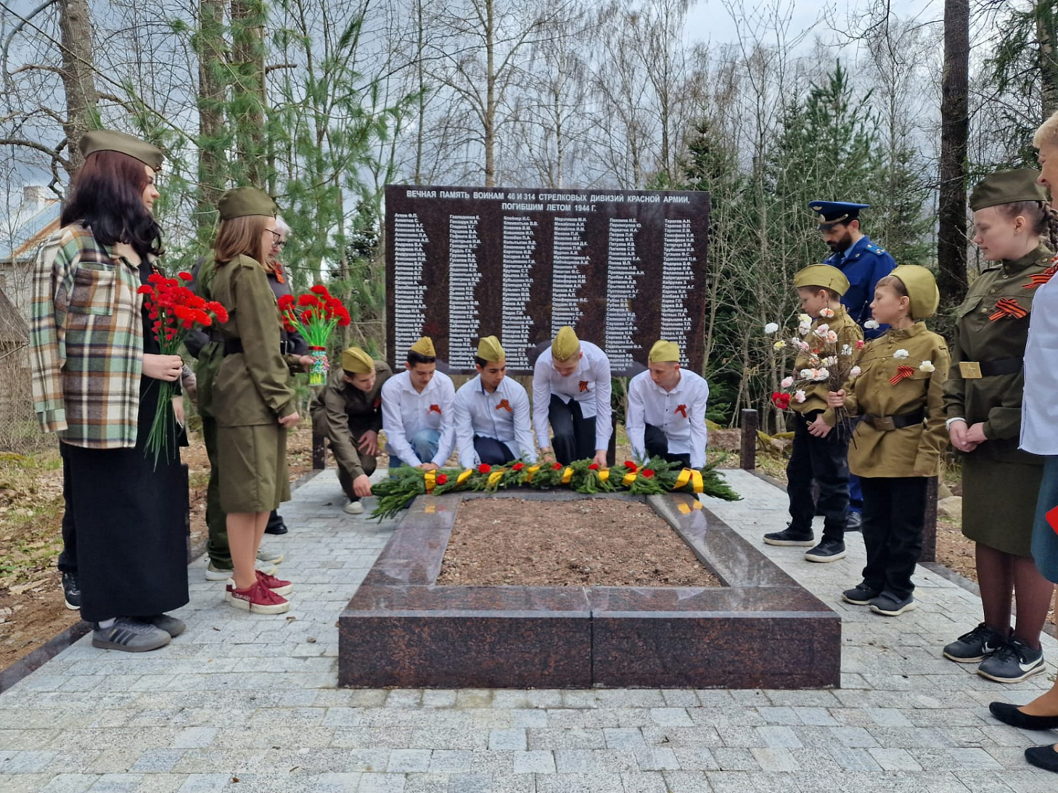 Возложение цветов к памятнику воинам 46 и 314 стрелковых дивизий Красной Армии с Выборгским городским прокурором Тимуром Кардановым
