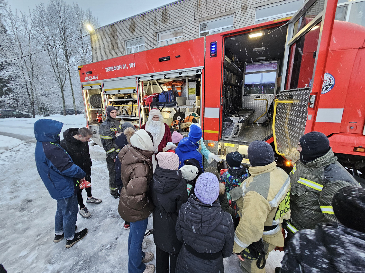Поздравление с наступающим Новым годом от сотрудников МЧС