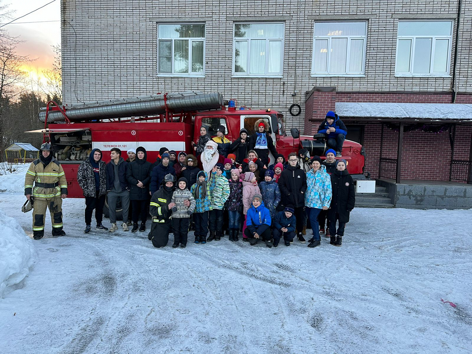 Новогодний "экипаж" МЧС - Деда Мороза поздравил воспитанников центра