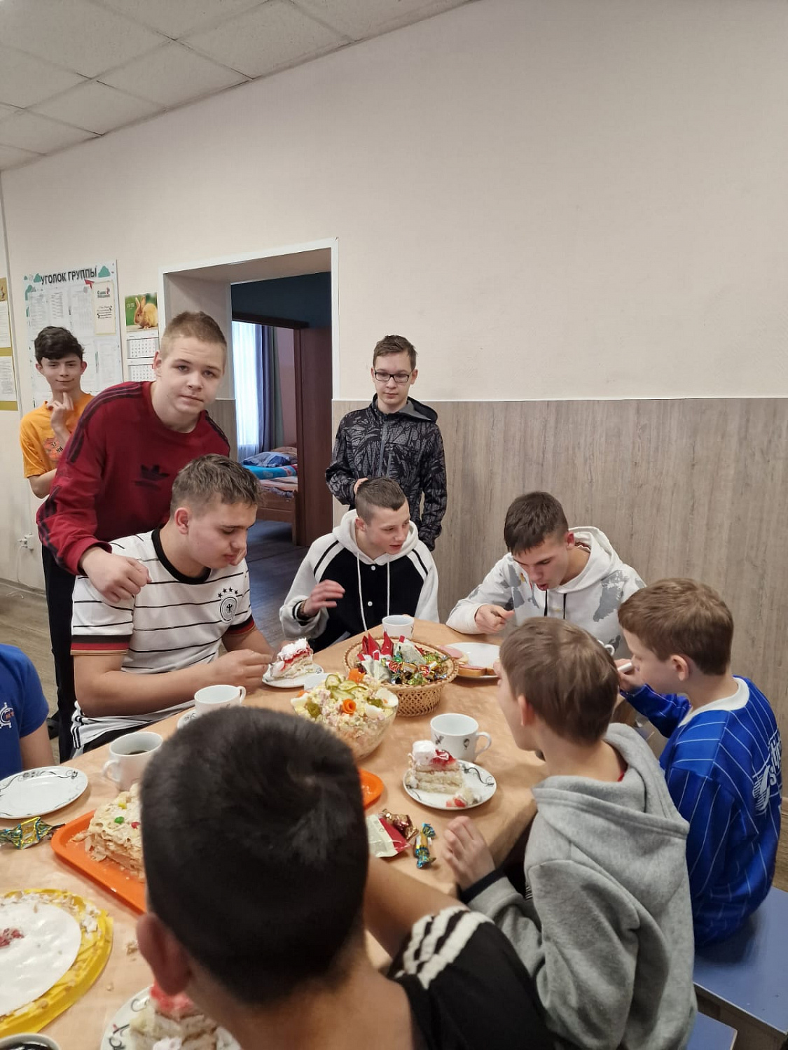 Поздравили именинника Дениса с 18-летием!