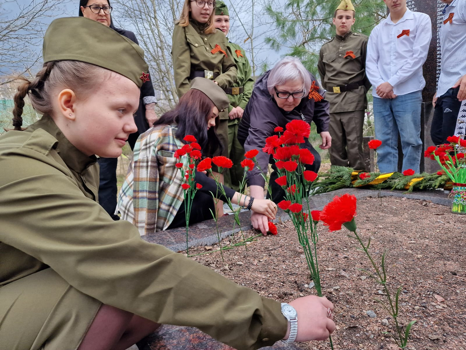 Возложение цветов к памятнику воинам 46 и 314 стрелковых дивизий Красной Армии с Выборгским городским прокурором Тимуром Кардановым